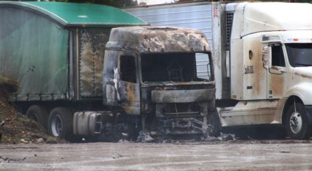 Al menos 12 camiones quemados en campamento forestal en Angol