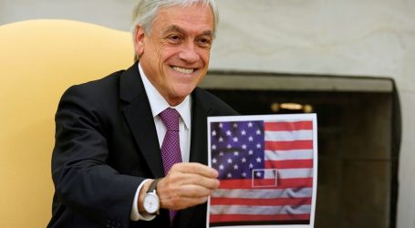 Piñera muestra imagen con la bandera de Chile fusionada a la de EE.UU.