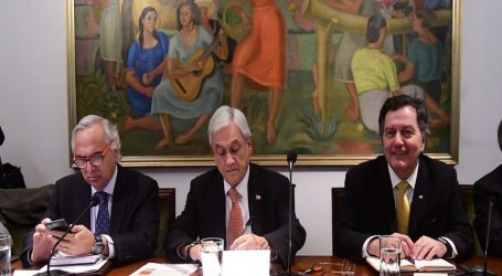 Piñera cita a parlamentarios y presidentes de partidos por La Haya