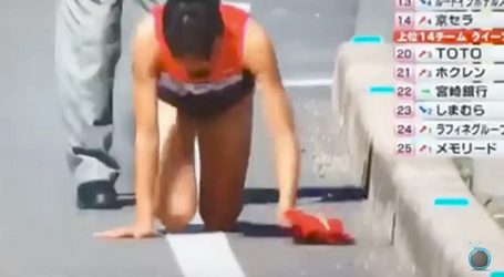 (VIDEO)Atleta fracturada y con rodillas ensangrentadas termina fracción del relevo gateando