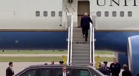 ¿Era papel higiénico? Trump sube al avión con algo pegado a su zapato (VIDEO)