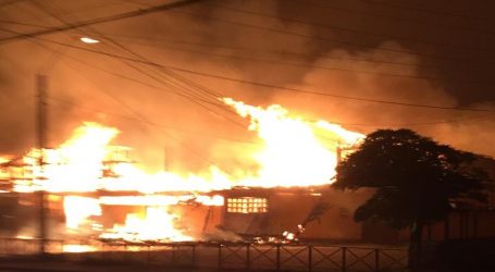 Incendio consume mercado municipal de Victoria