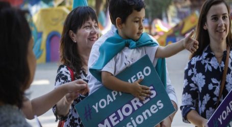 Militantes DC desplegados en las calles de Chile por la opción “Apruebo”