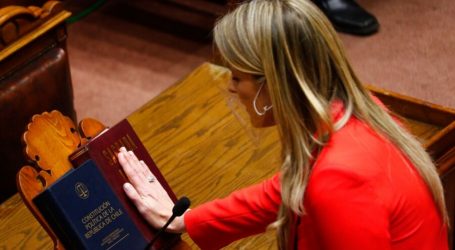 Marcela Sabat y Claudio Alvarado realizan juramento y asumen como nuevos senadores