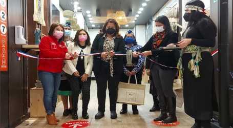 Conadi  inaugura primera tienda en un mall para reactivar economía de mujeres mapuche