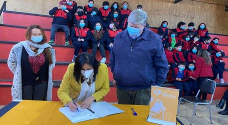 Seremi de Educación firma convenio con el Municipio de Villarrica para entrega de recursos a la escuela Epu-Klei