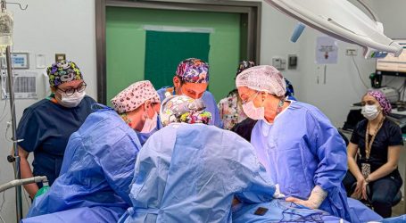 Cirugía colaborativa devuelve calidad de vida a joven con severa asimetría mamaria en el HHHA